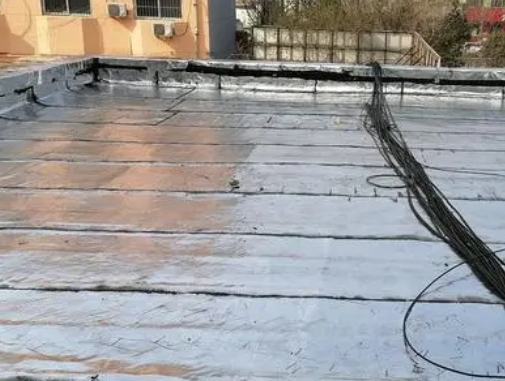 孟连卫生间漏水维修公司分享下孟连屋面楼顶防水刚性防水层施工要点。